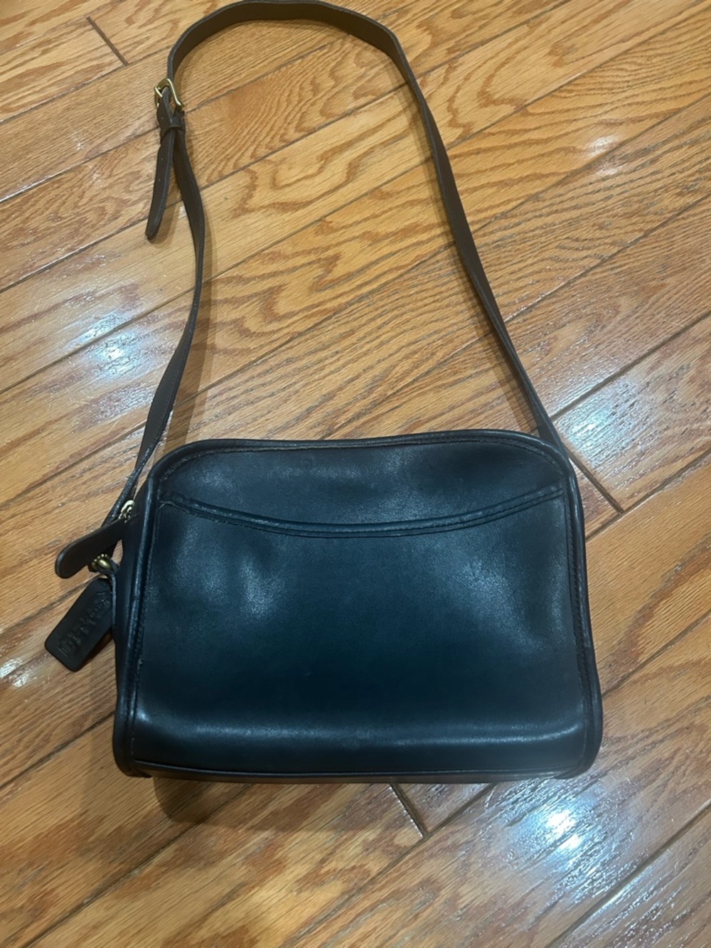 Coach Black Leather Crossbody Bag with Adjustable Strap Vintage.